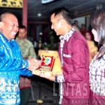 Bupati Sintang berikan Cinderamata kepada Mantan Damdim 1205 Sintang Letkol Inf Anggit Exton Yustiawan atas pengabdianya selama bertugas Disintang.