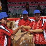 Penyerahaan bantuan oleh Ny, Kety Evelina Milton Crosby dalam Acara kegiatan BBGRM diwilayah kecamatan Sungai Tebelian Sintang