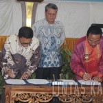 Penandatanganan penyerahan Berkas laporan dari BPK – RI oleh Penjabat Bupati Sintang Dan Ketua DPRD Sintang