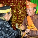 Penyematan Tanda gelar penghormatan oleh Sultan Sintang kepada Kapolda Kalbar