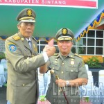 Bupati Sintang berjabat Tangan dengan Kepala Sat Pol PP Sintang