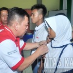 Penyematan identitas Peserta Sosialisasi Narkoba Oleh Wakil Bupati Sintang.