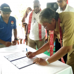 Penandatanganan MoU antara Bupati Sintang, Jarot Winarno dengan GM PLN Kalbar Richard Safkaur saat meresmikan pengoperasian listrik desa (Lisdes) sungai Tapang kec. Dedai