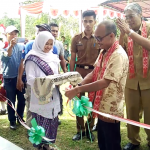 Pengguntingan Pita oleh Ketua Komisi A DPRD Sintang Sebagai Tanda beroperasionalnya Listrik Desa Sungai Tapang, Sungai Mali dan Desa Riguk Kec. Dedai-Sintang
