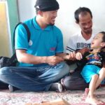 Dibalik Penyakit Hidrosefalus yang dideritanya, Aji Saputra dengan tegar masih bisa tersenyum lebar saat diajak Ketua Ikatan Jurnalis Sintang(IJS) Bergurau
