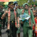 Kepala Staf Angkatan Darat Jenderal TNI Mulyono disambut dengan Iyel-Iyel Penghormatan Prajurit saat menginjakkan kakinya di ke Batalyon Infanteri 642 Kapuas