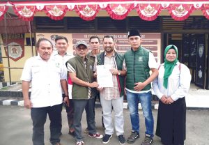 Pengurus DPC PKB Sintang tunjukan dokumen bukti laporan dari Mapolres Sintang 