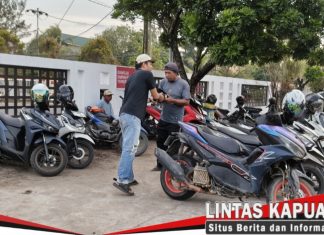 AJK Sasar Pekerja Jalanan di Ketapang, Bagikan Takjil Langsung ke Tukang Sol hingga Petugas Kebersihan