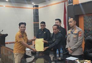 Bupati Sintang, Gregorius Herkulanus Bala disaksikan Kapolres Sintang Wakil Ketua DPRD Sintang terima surat pernyataan masyarakat Baung Sengatap 