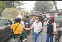 Asap Karhutla Selimuti Sintang, Bupati Turun Jalan Bagikan Masker ke Warga